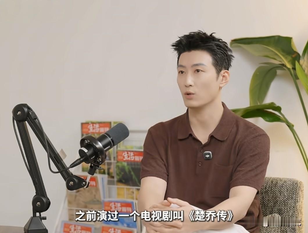 窦骁最近在采访里聊起《楚乔传》的选角经历，笑着说当时经纪人把剧本递给他时，他一看