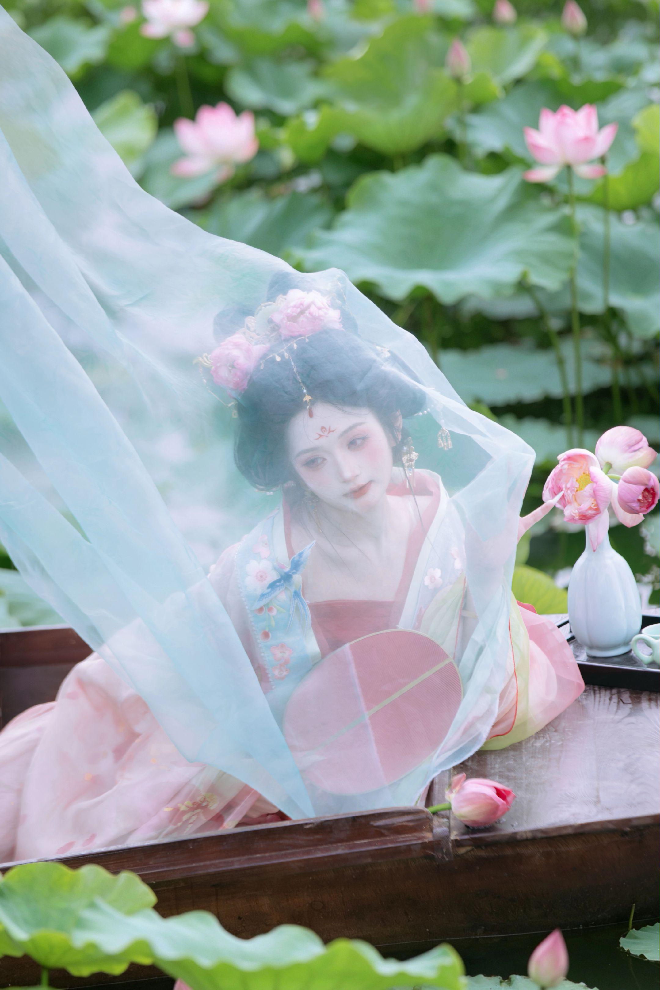 “一朵芙蓉面”摄影：本人 出镜