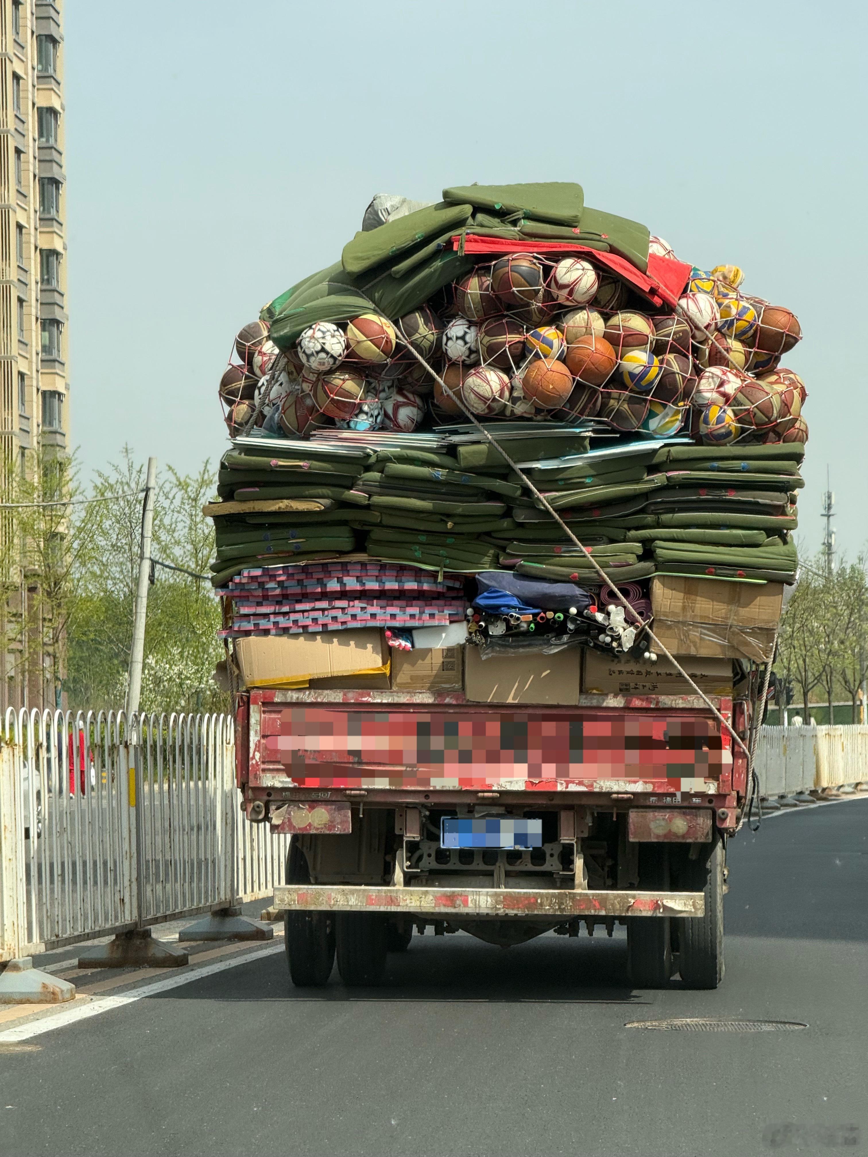 这又是哪座学府的体育部乔迁了，和着杨絮漂泊让人陷入回忆。那是高中时没征服的那座跳