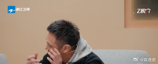 吴镇宇夸于小彤即兴有剧本逻辑 于小彤展现了即兴表演的新高度，每个细节都像是精心设