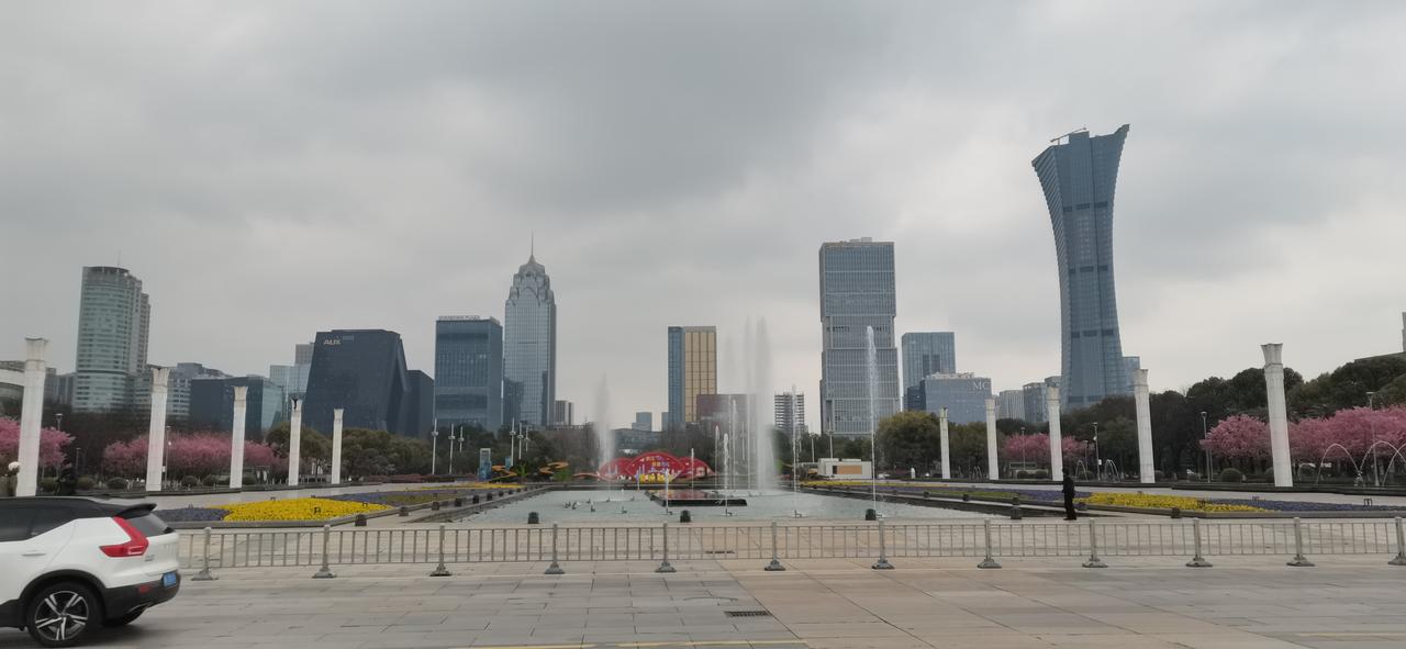 很多年以前，宁波大多是本土房企，荣安，雅戈尔，宁波中建，维科，那个时候的房企，都