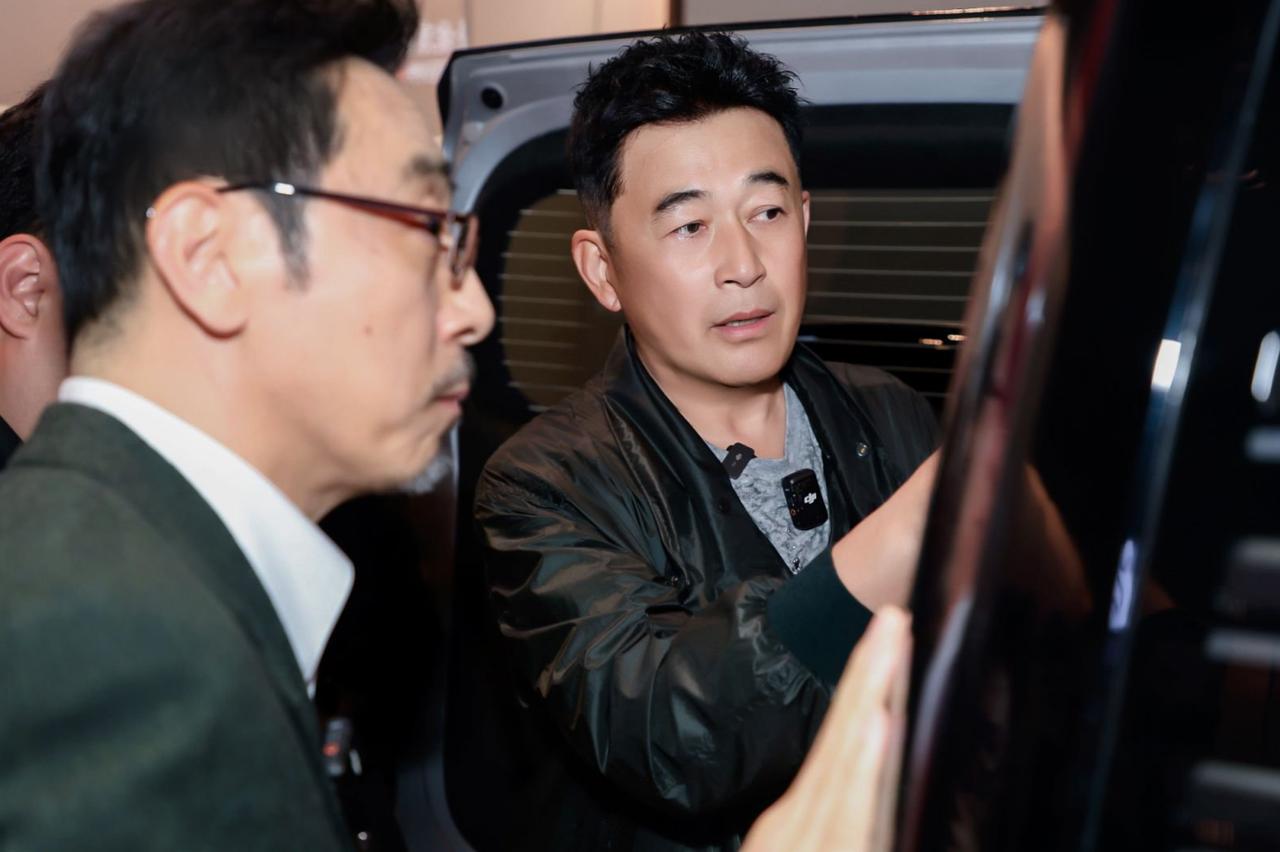2026 北京车展仰望展台迎来超高能名场面！《扫黑风暴》高明远扮演者王志飞、《无