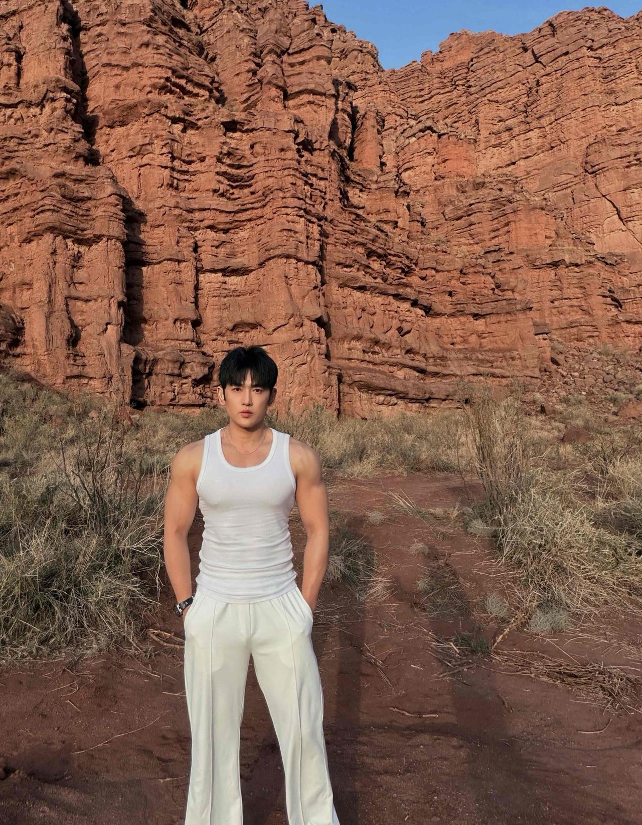 新疆人带你玩新疆｜这个峡谷像拉斯维加斯？
🏜️温宿托木尔大峡谷，给我的感觉，很