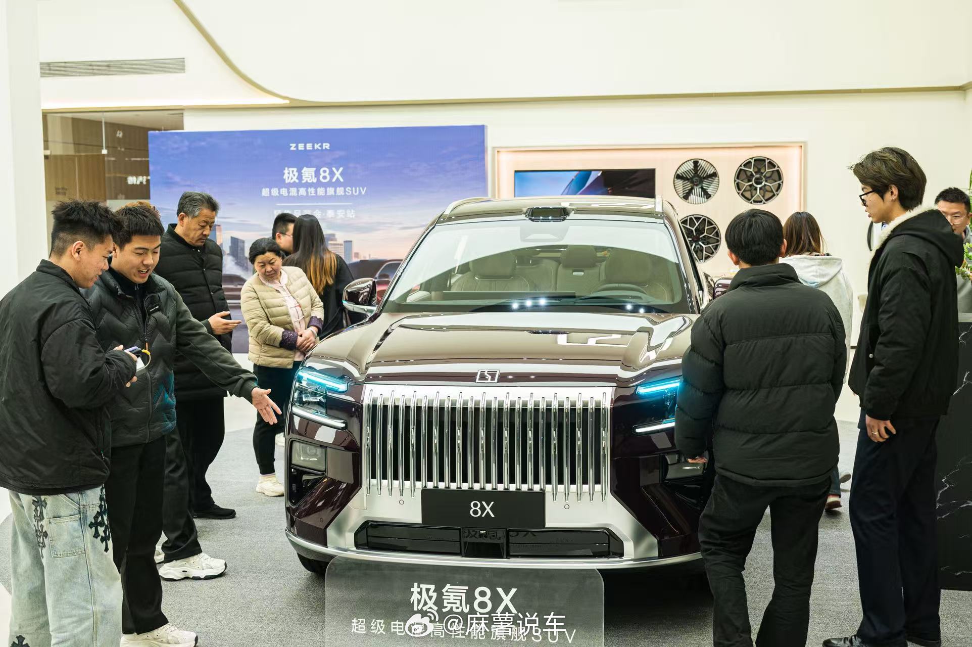 极氪8X 现场看车人群明显破圈了。既有追求个性的年轻人，也有重视空间舒适的家庭用