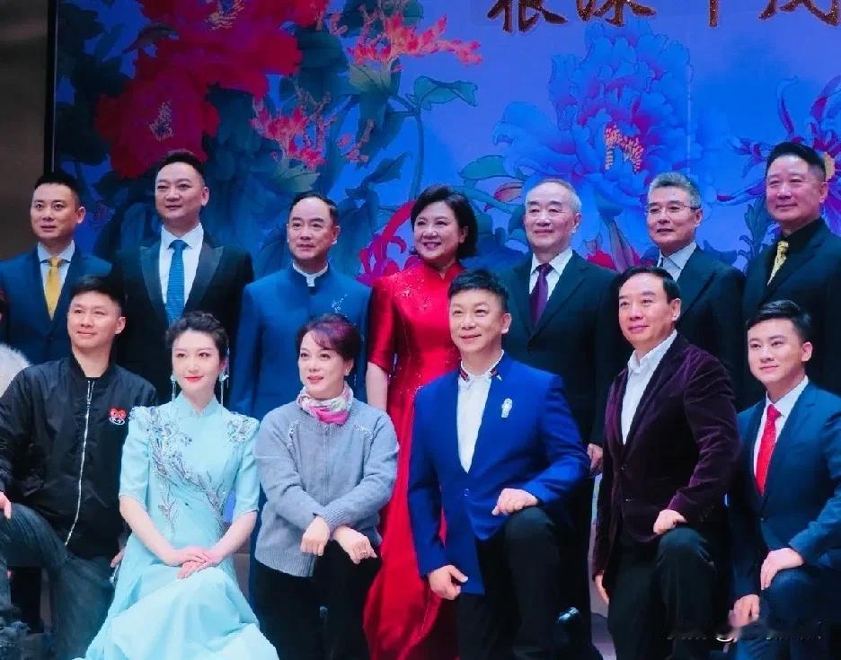 彼年，众多位京剧演员齐聚一堂，其中有不少是梨园名家，而其中一位满头银发的长者格外