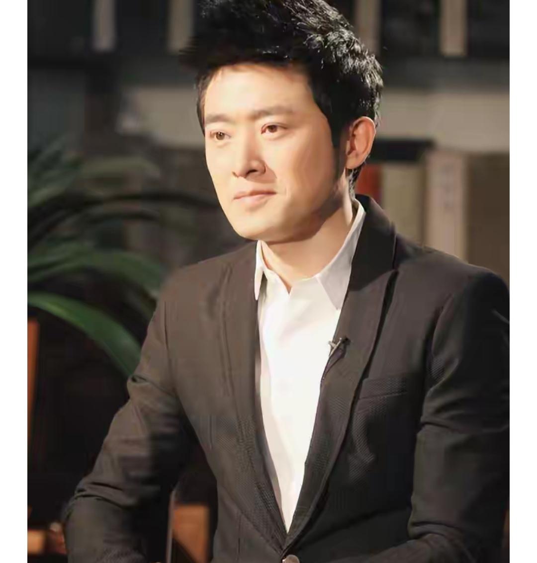在娱乐圈要想做到低低调调，不容易。大染缸里面，不沾染任何女色，没有任何绯闻，那任