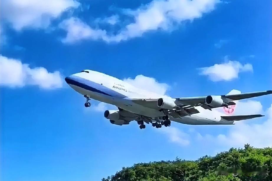 中国航司大面积取消日本航班。

53条航线说停就停，武汉直飞归零。表面上，客流减