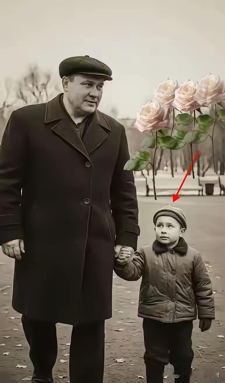 ​很难想象，这一位俄罗斯中年男子牵着小孩，竟然是若干年之后俄罗斯的普京大帝。小时