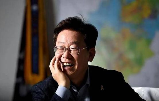 李在明的运气能有多背！
 
李在明最近的日子，真是应了那句“喝凉水都塞牙”。自从