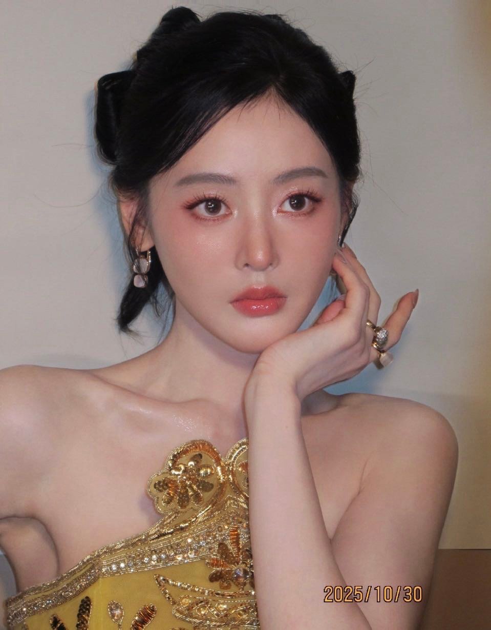 张天爱落日霞光妆气血感好足 今天直接被张天爱妆造美晕！眉眼深邃似暮色沉落，腮红唇