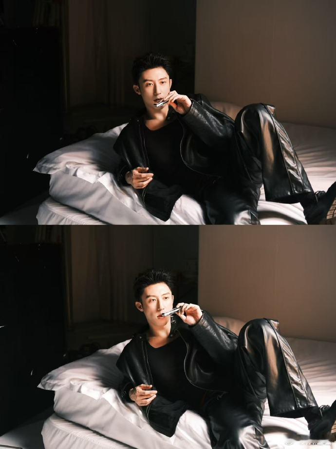 黄景瑜哪不好看黄景瑜的帅是很有辨识度的，直播里的他状态亮眼，五官周正干净，身形挺