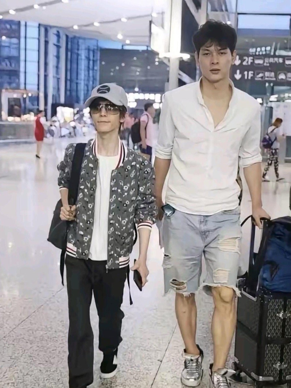 久未露面的郭敬明，被网友在机场拍到。 