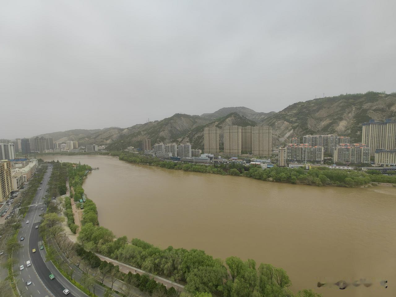 随拍 天气 浮尘漫天不见山，黄河依旧向东欢。楼前灰雾遮晴色，居家偷得半日闲。昨夜