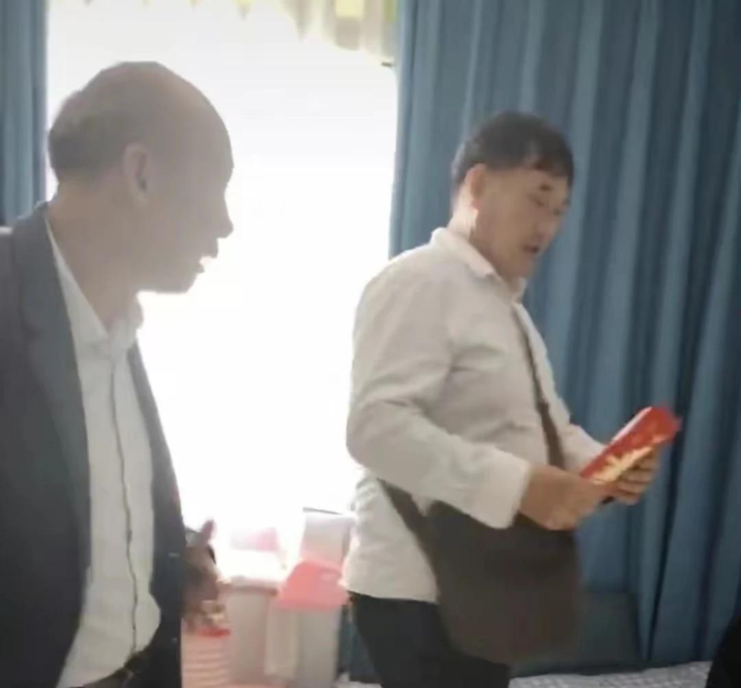 大衣哥，终于扬眉吐气了一回。
大衣哥儿媳陈萌生了一个儿子，大衣哥去月子中心看望孙