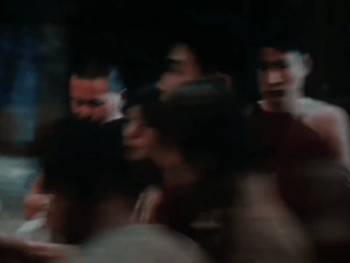 陈飞宇地震拥抱这段简直BG的神陈飞宇演的方穆扬太有担当了，这个地震拥抱简直太戳心