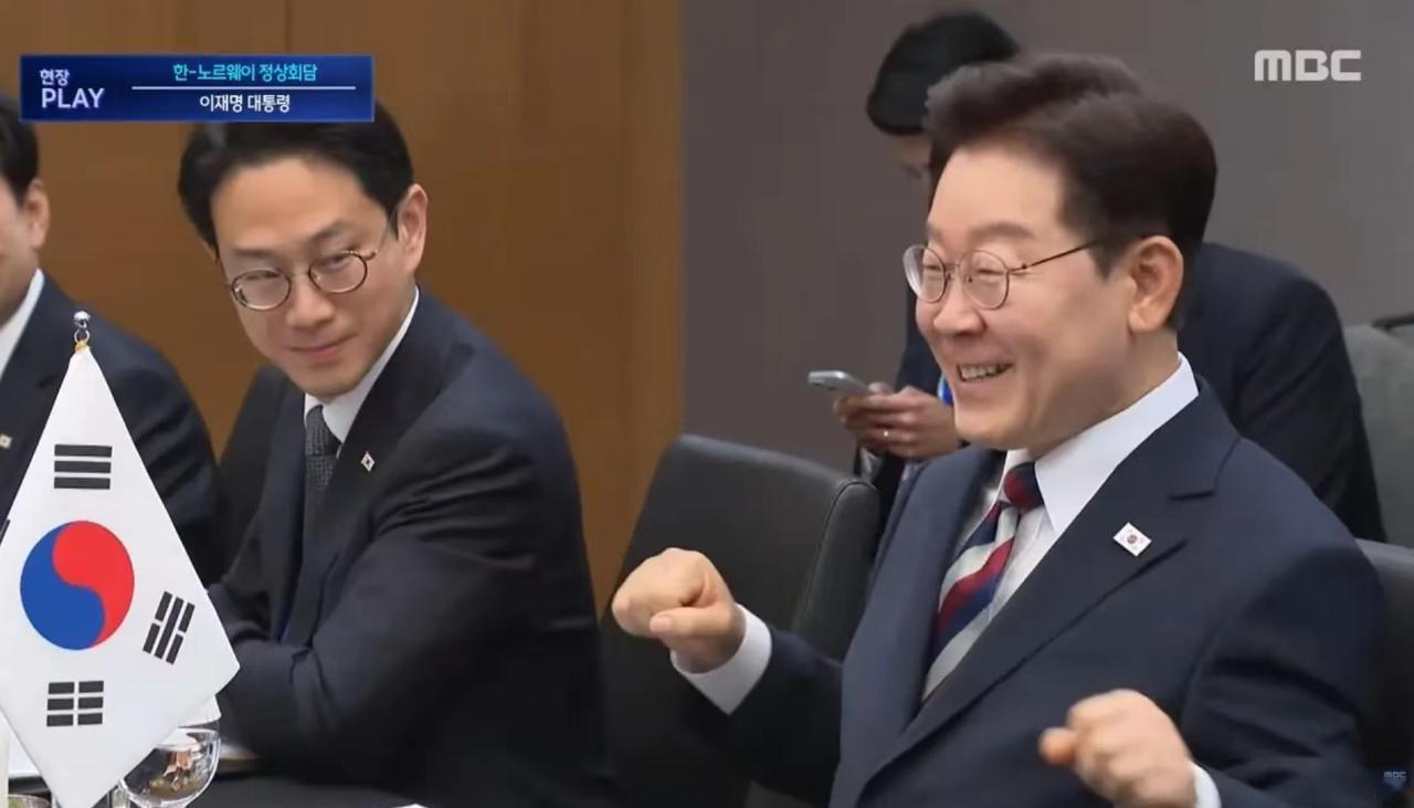 堂堂两国首脑正式会晤，为何会在现场玩起了足球庆祝动作？
正在土耳其举行的北约峰会
