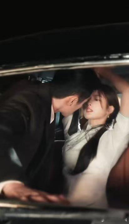 丞磊新剧皮衣背后掐脖看爽了 丞磊民国军阀感绝了！《玉簟秋》皮衣背后掐脖，挺括皮衣