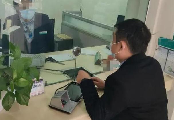 吉林长春，男子在银行存了5万元，把存折拿给父亲用，21年后，男子整理遗父遗物发现