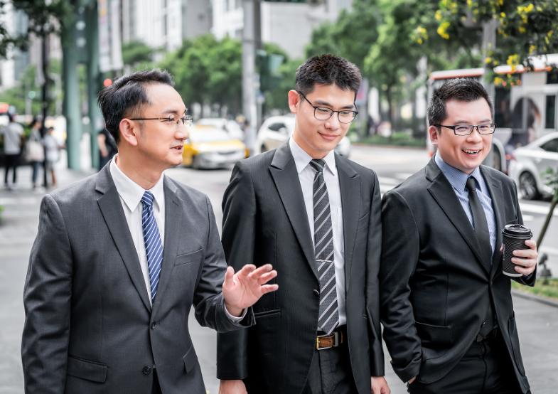 在日本，“人生百年时代”的背后，是平均长达十年的带病生存期。这份对瘫痪的深切恐惧