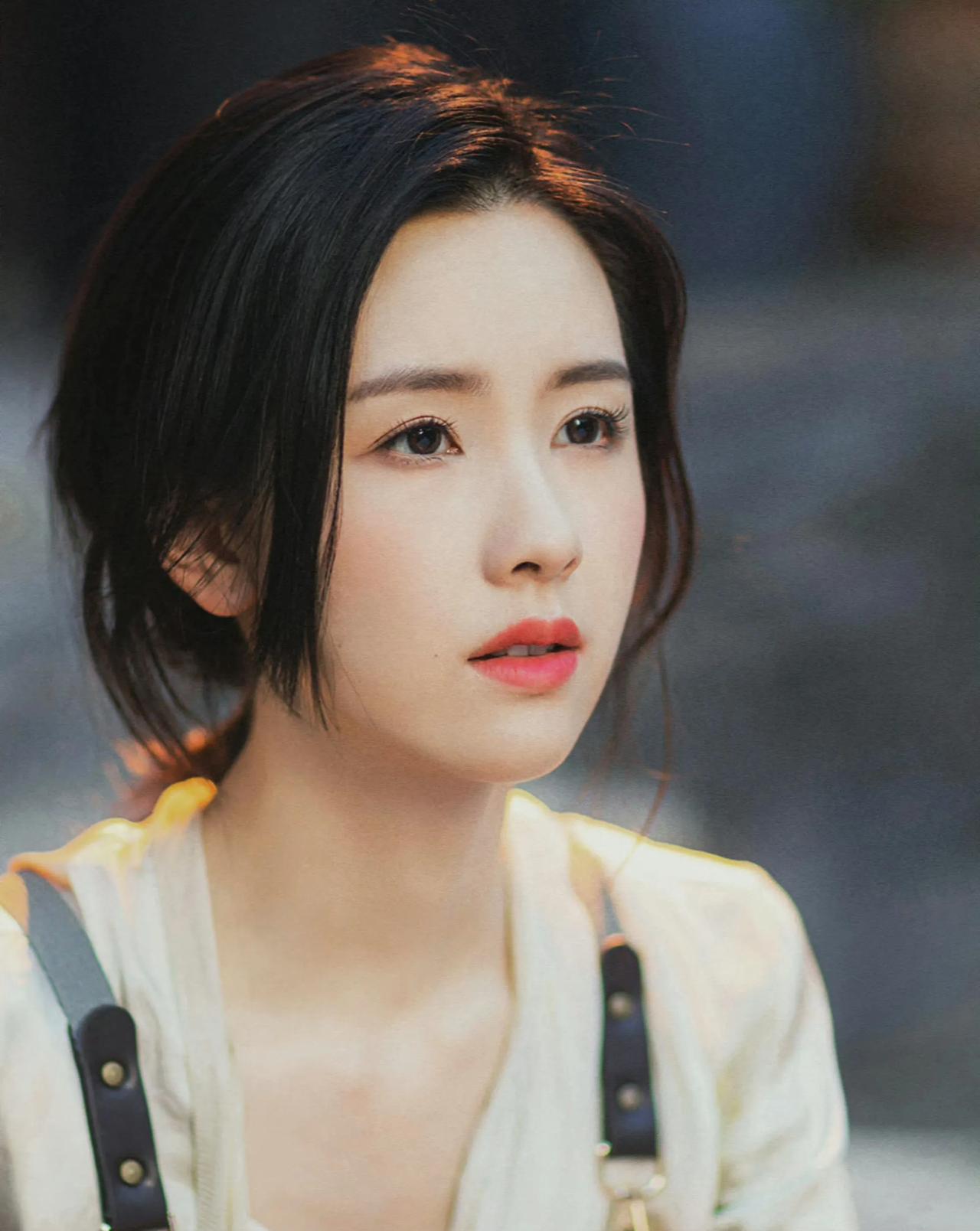 #娱评大赏#陈都灵为啥每次出现都能表现不一样的美？

本来单看陈都灵长的也不属于