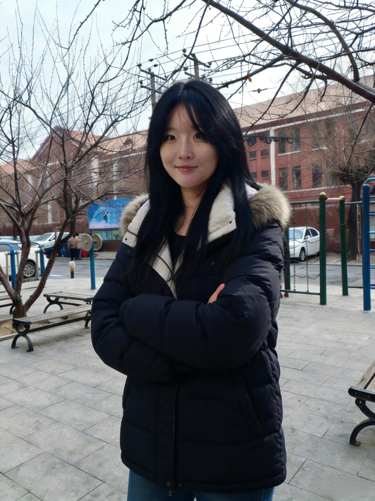 黑袄轻裁映晓光，寒枝疏处立红墙。
嫣然一笑春风近，不借梅花半点香。