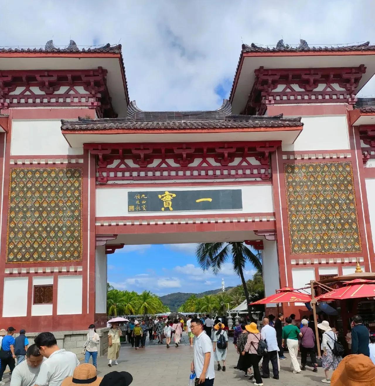 虽然三亚今冬的旅游市场萧条一片，但瘦死的骆驼比马大，根据统计，2023年的旅游收