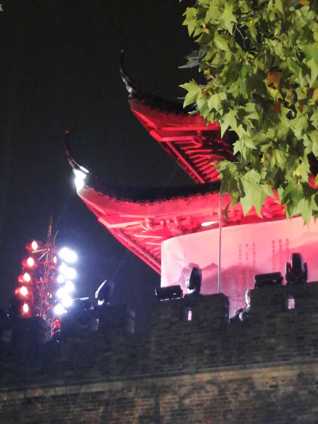 杭州的美，体现在最日常的生活中，桥，鼓楼，西湖，一览无遗。