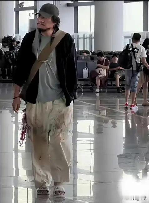 是我孤陋寡闻了，我还以为是流浪汉呢，结果一身都是巴黎世家