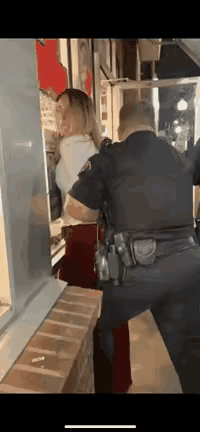 这女的想用这种方式让警察手下留情，她显然是想多了。[捂脸][捂脸][捂脸]