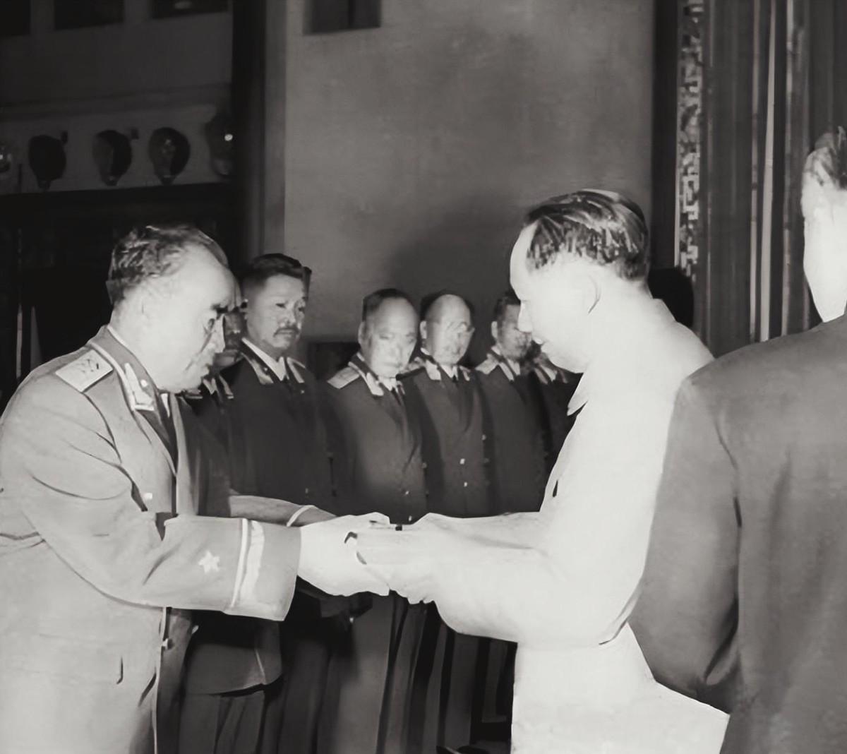 1955年陈毅授衔引发争议，周恩来坚决支持，亲自致电杨尚昆，让其参考苏联元帅级别