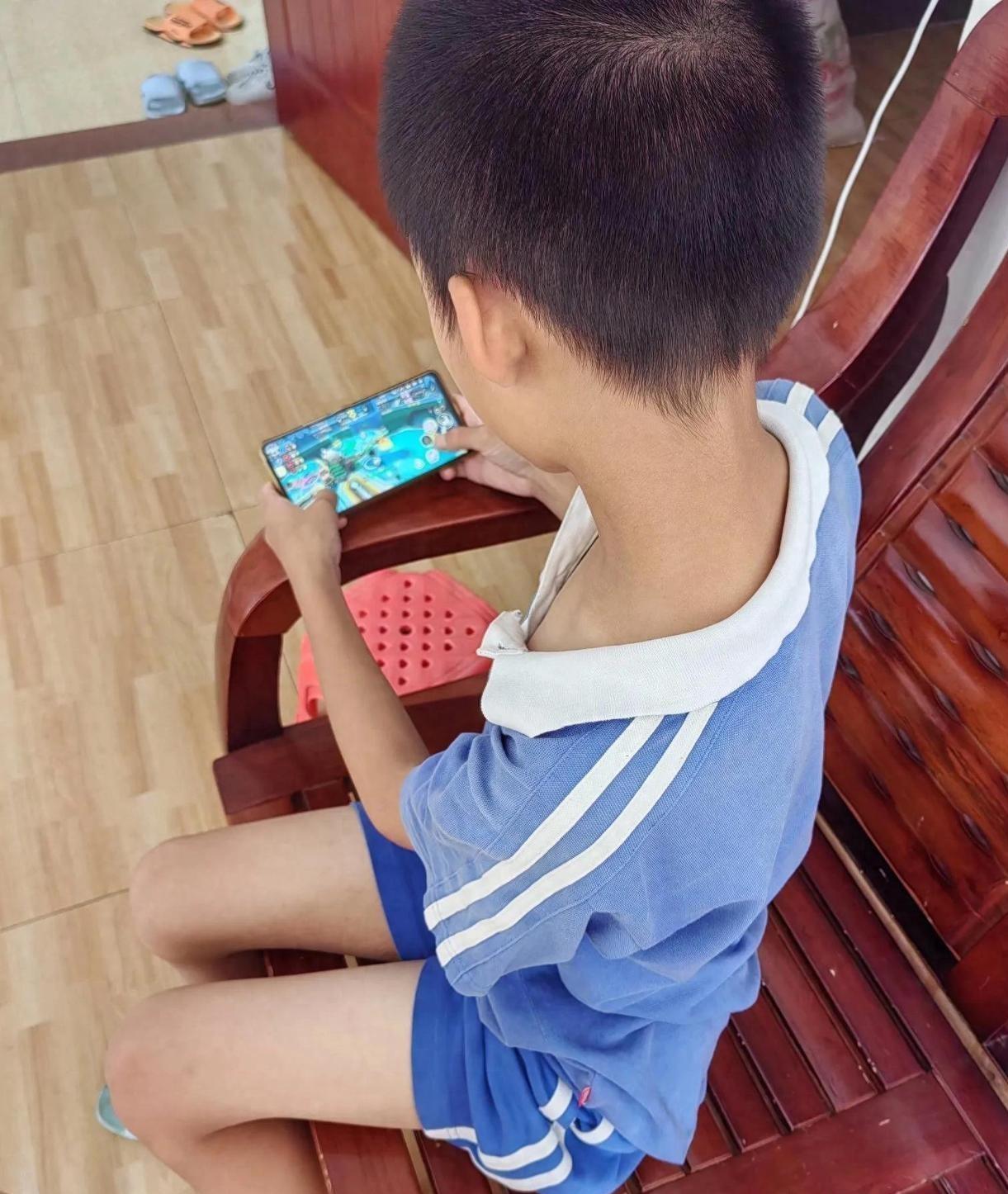开学的第一天，家长群炸锅了。一位爸爸在群里发了长长的一段话，“各位老师，你们好，