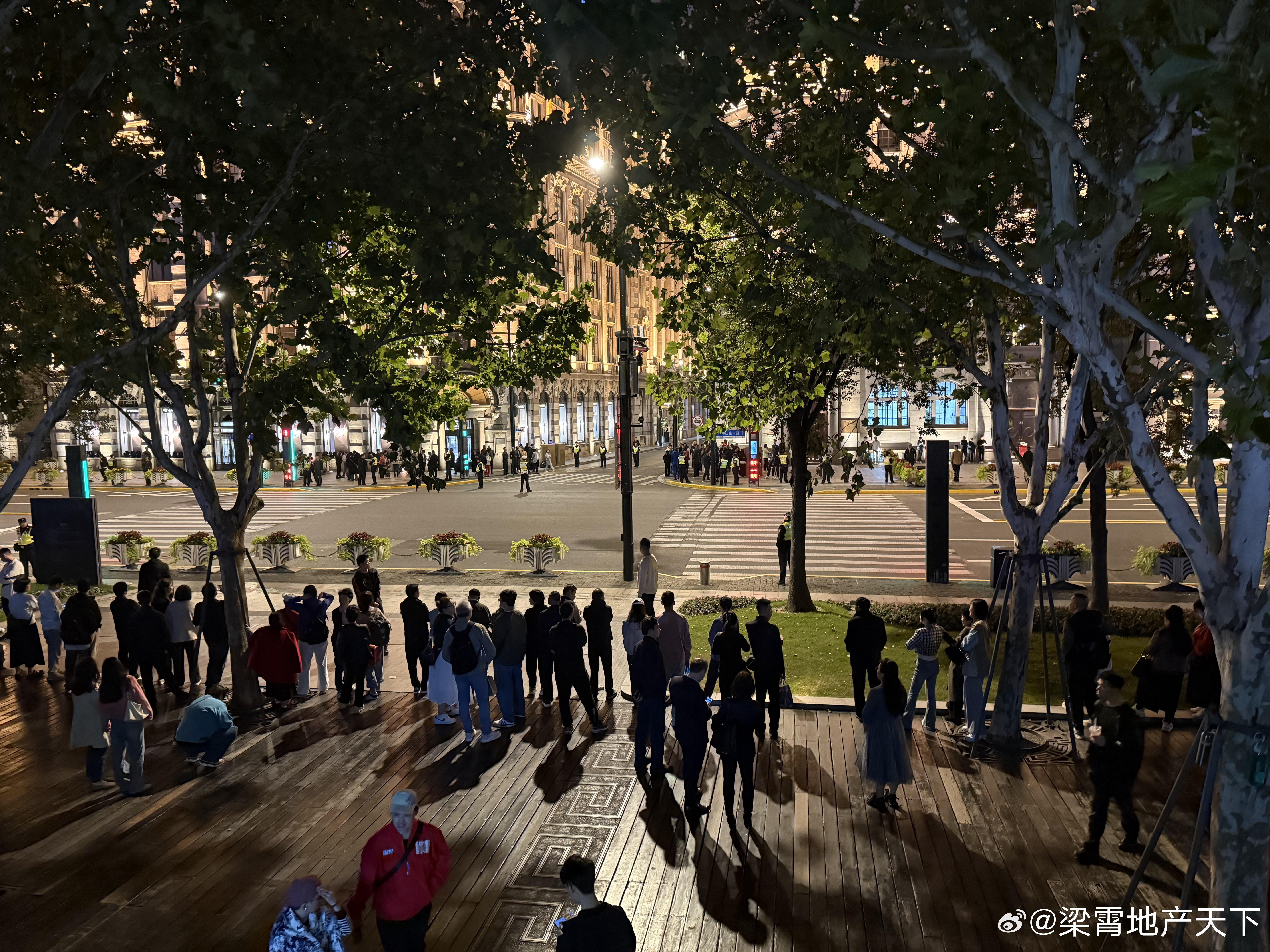 没注意看上海发布，外滩封路了[允悲]要绕到延安东路才能到对面去就当步行健身了 ​