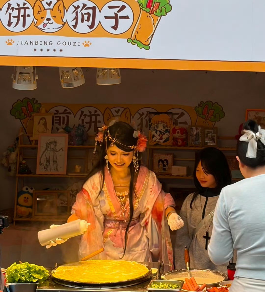 狗头萝莉被高薪邀约去夜店摊煎饼狗头萝莉被高薪邀约去夜店摊煎饼，网红博主狗头萝莉近