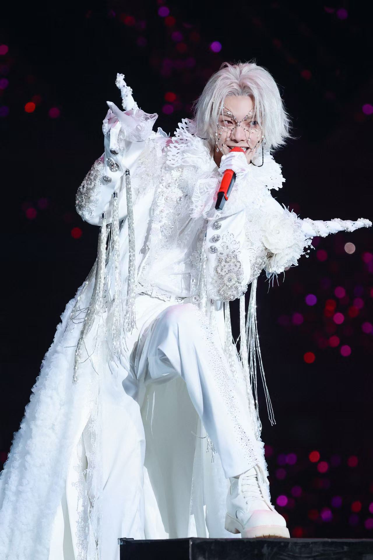 华晨宇85岁台湾歌迷奶奶过生日华晨宇给85岁台湾歌迷庆生 跨越海峡的缘分因为音乐