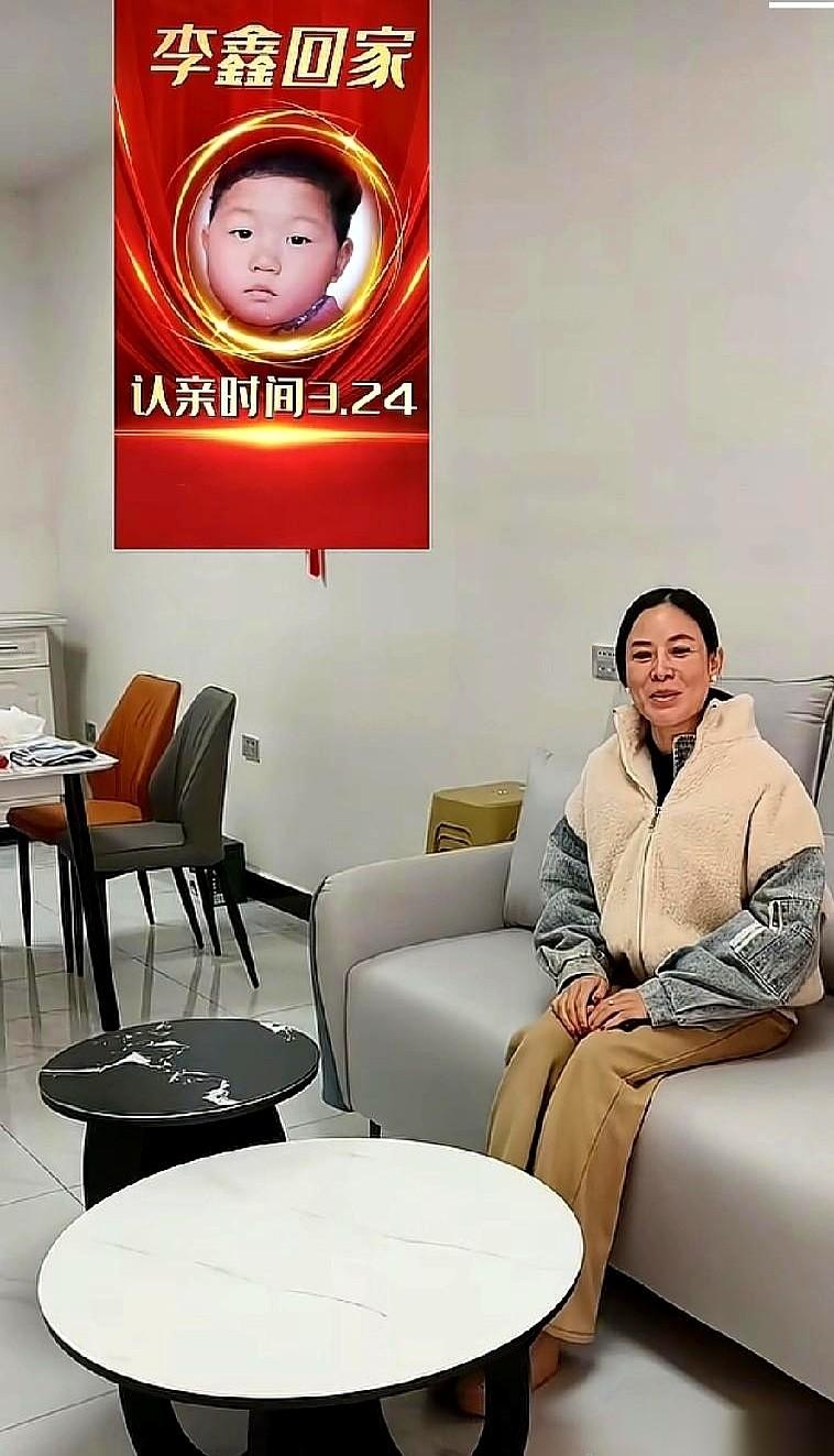 全场都在为那对失散多年的姐弟流泪，我的眼睛，却总忍不住去看那个在旁边默默帮忙、扎