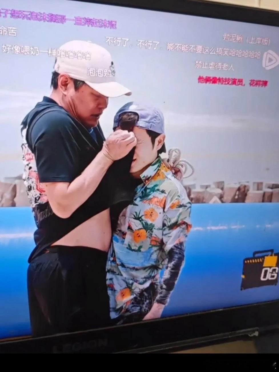 五哈也太有爱了吧被跳高杆砸了以后，在背景里也是范大哥在给勉子递药膏还是什么的。吃