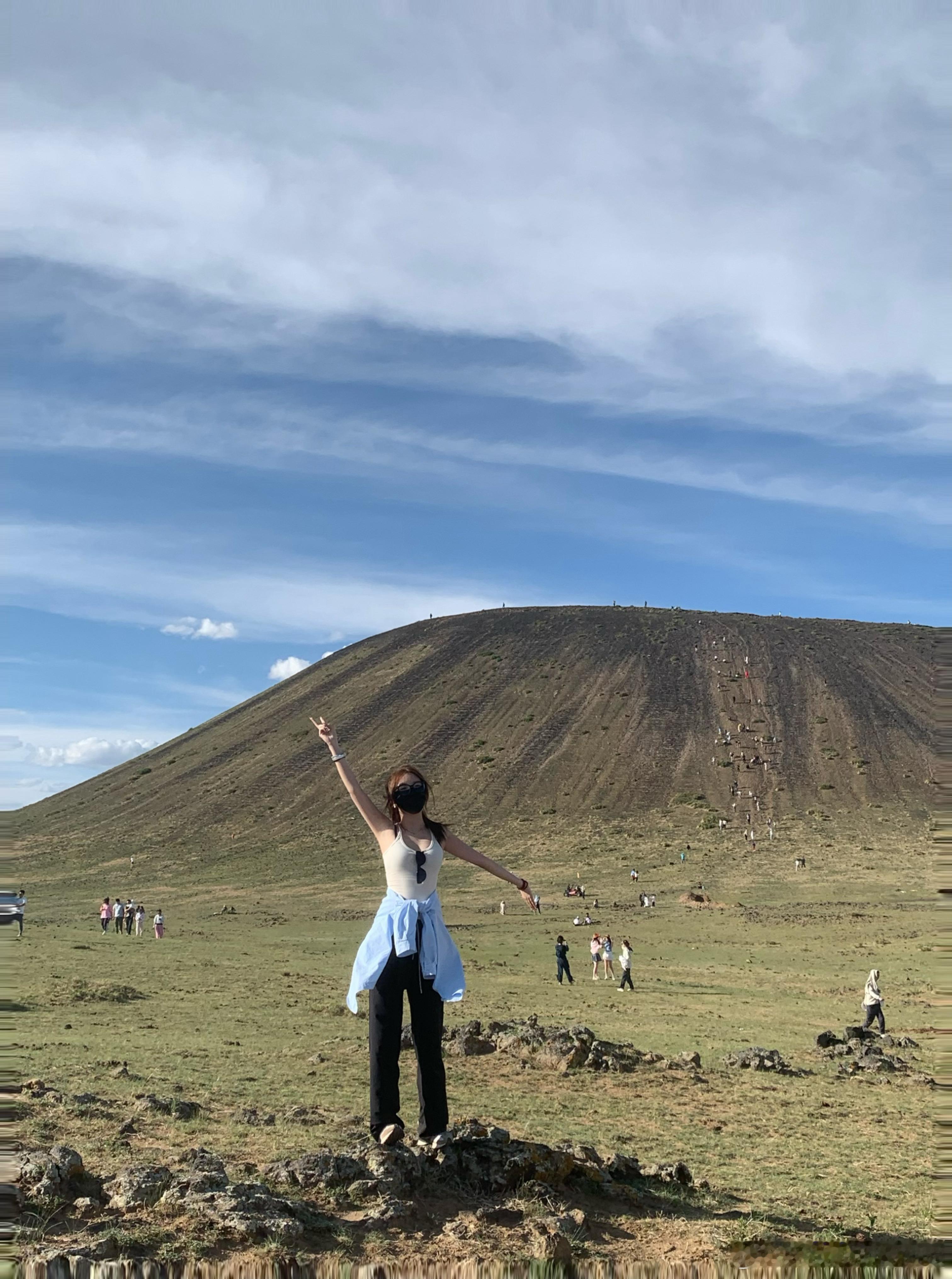 看到了黑色的火山🌋、紫色的霞光🌄、四点半橘色的日出🌅、蓝调时刻的烟花🎆、