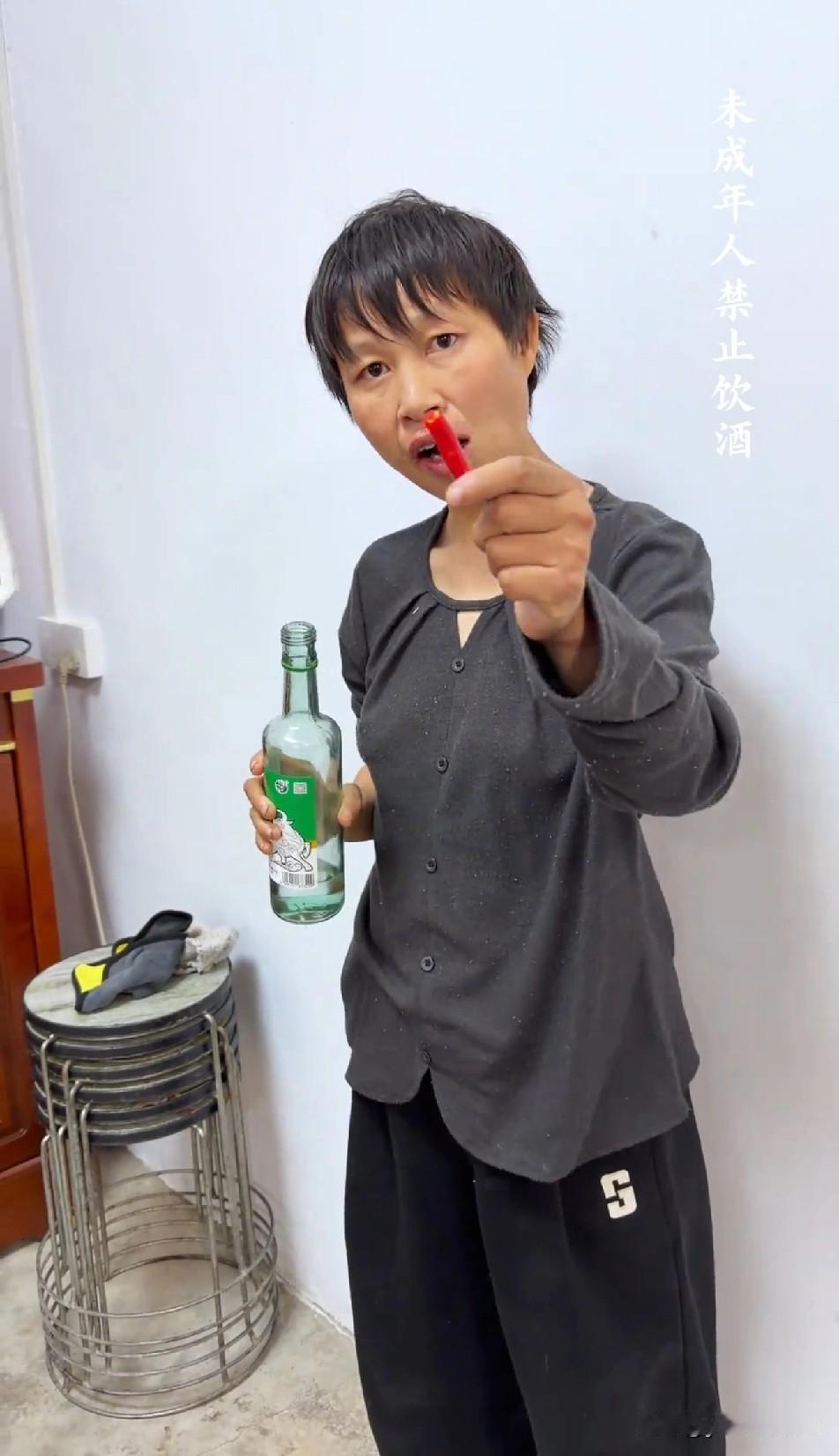 梦秋酒瘾还挺大，小米辣配二锅头，难怪宁宁赠送拳击套餐