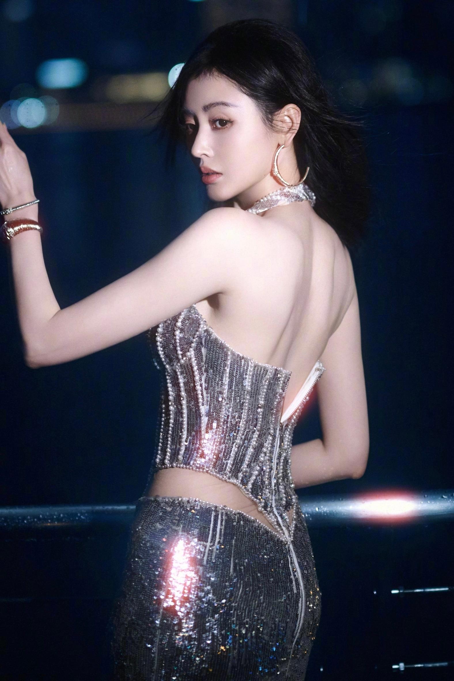 张天爱，一组温柔优雅的裙装穿搭，姐这身材管理太好了吧。张天爱