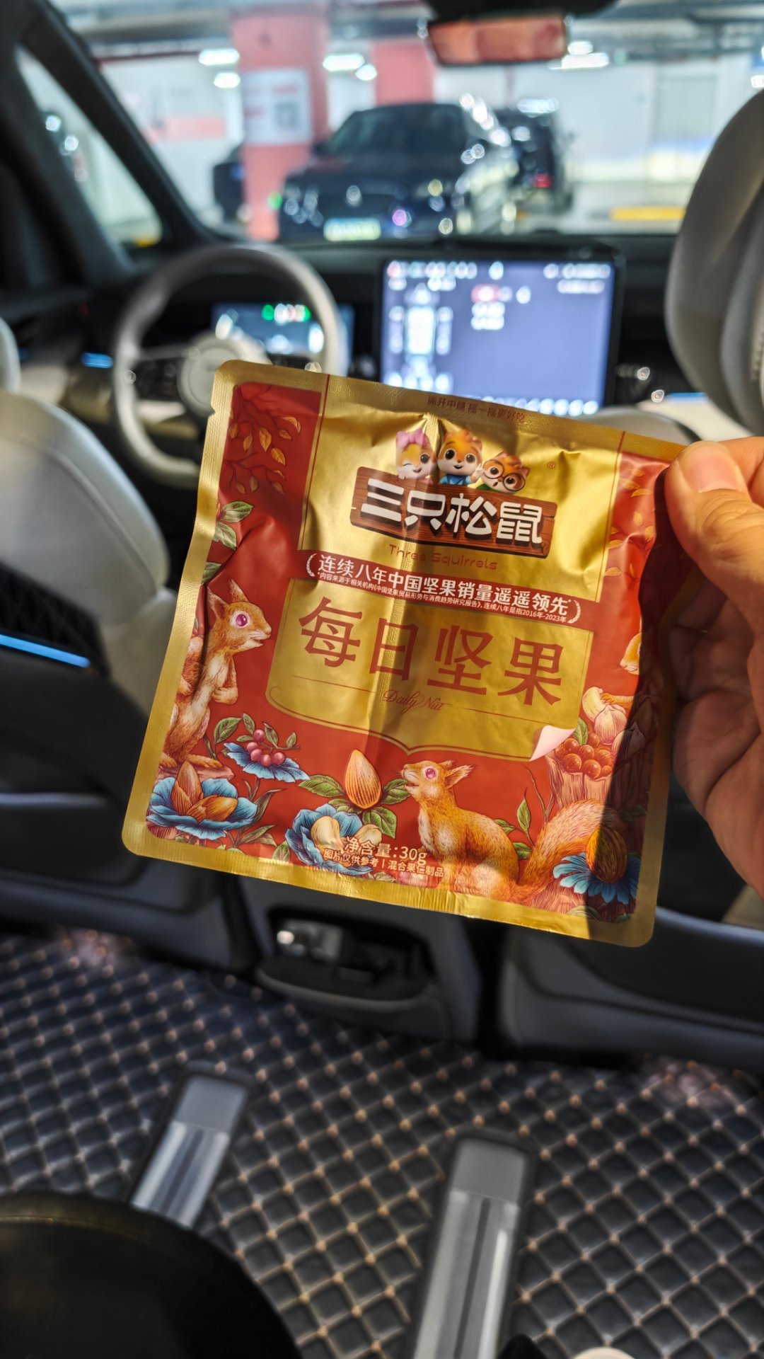 落杭州啦~接机是009，极氪办活动有点细节狂魔了，从接待车辆，到嘉宾饮品，再到活