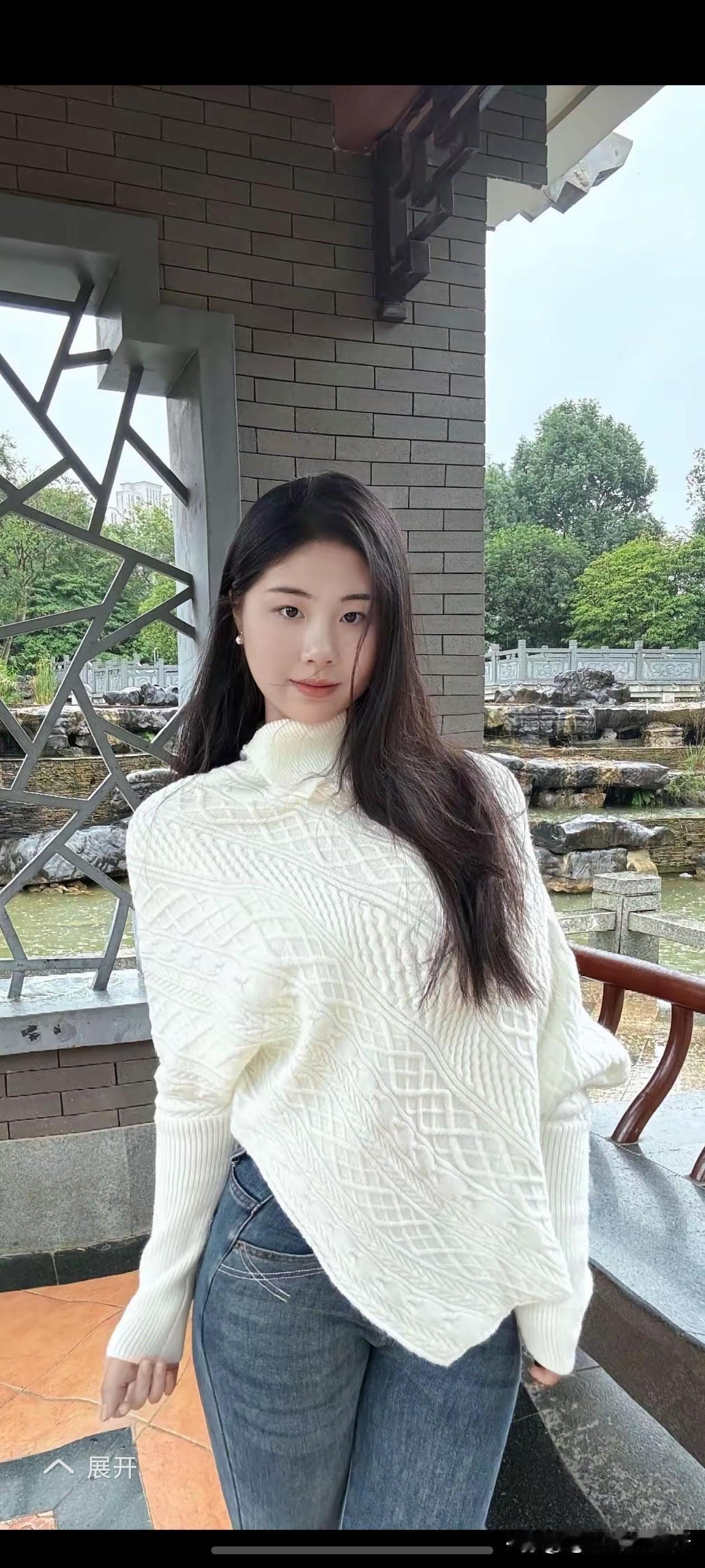 白色毛衣配牛仔裤，这组合简直是时尚界的“低调王者”！白色毛衣堪称冬季新宠，在银装