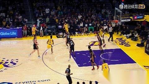 我跟你说，看球看到这一幕，我直接从沙发上站起来了。
第四节，关键时刻，湖人追分。