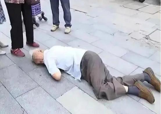 内蒙古，68岁老大爷酒后打车，下车后认为司机行车绕路，扭头就走，不付钱也就罢了，