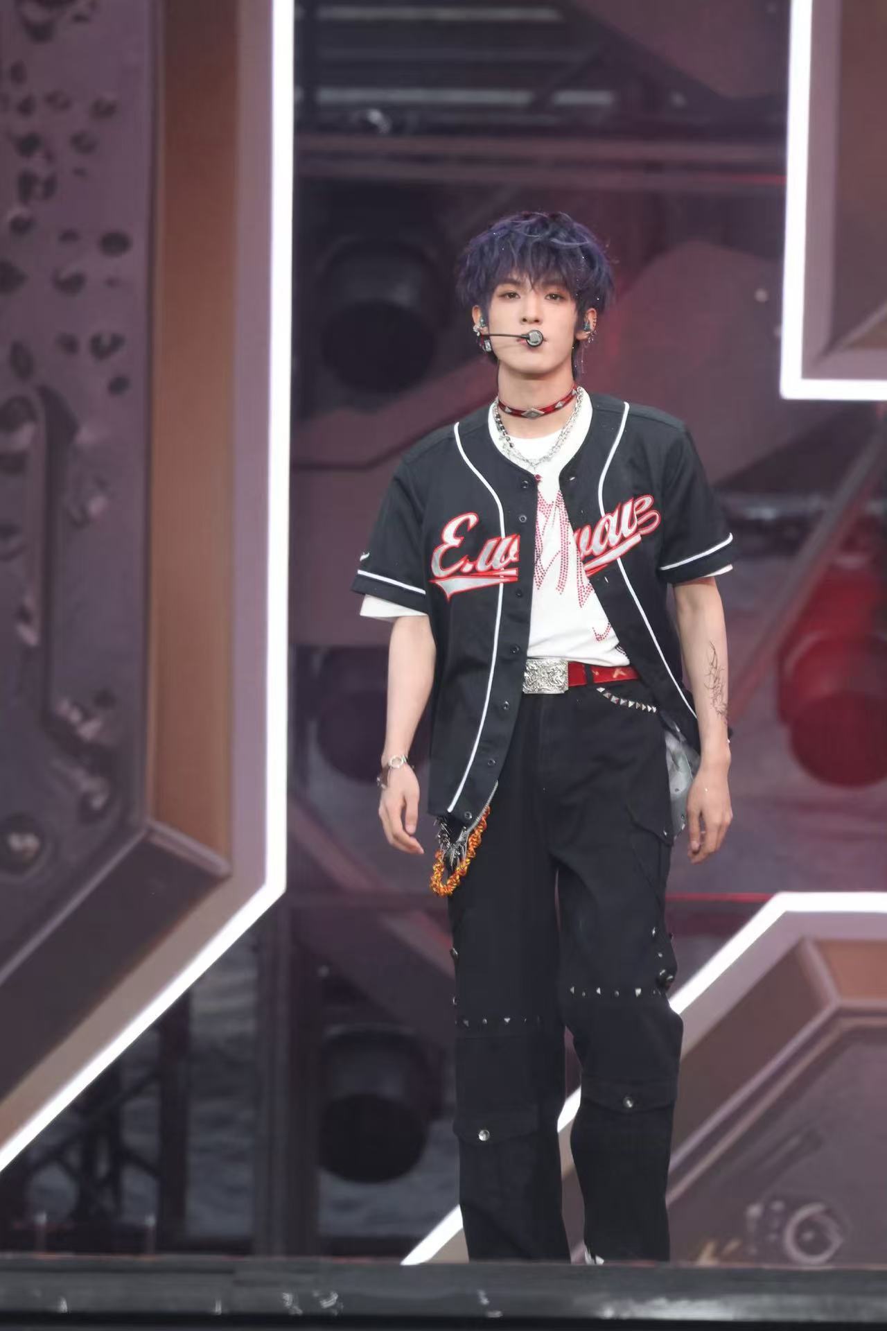 张泽禹 唇环紫发好男孩 张泽禹演唱会连续剧又上演了！一身酷盖打扮配上紫发唇环，结