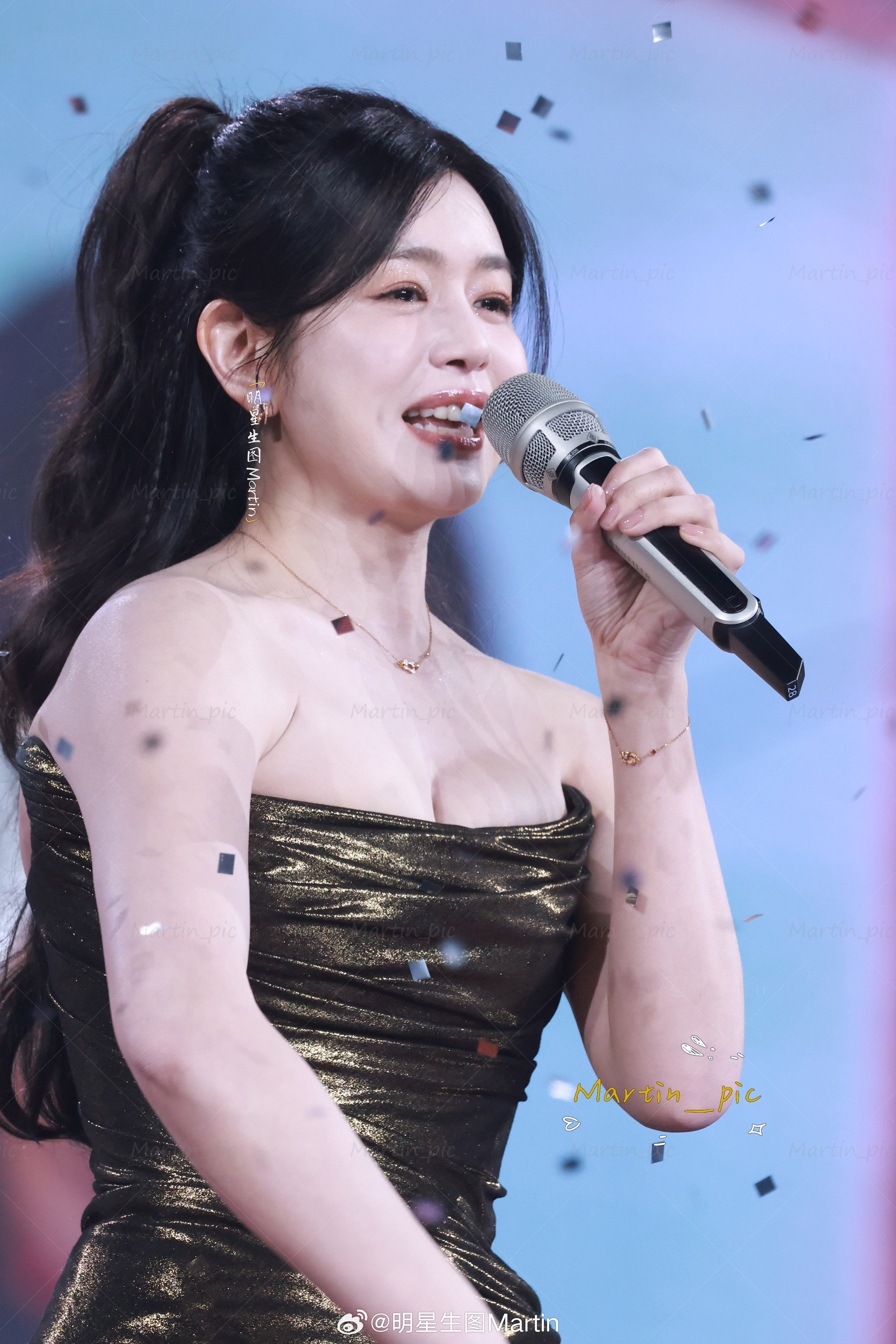 陈妍希  陈妍希电视剧品质盛典舞台生图就这样白白嫩嫩的姐姐，轻松俘获全场陈妍希蝴