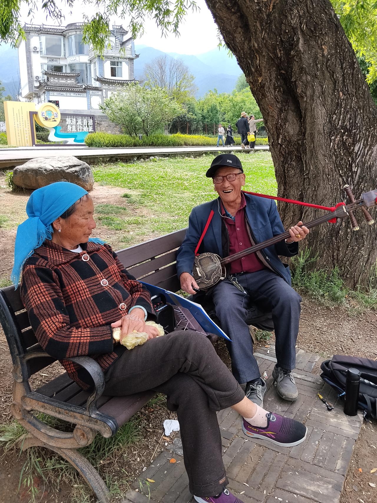 自娱自乐的老俩口