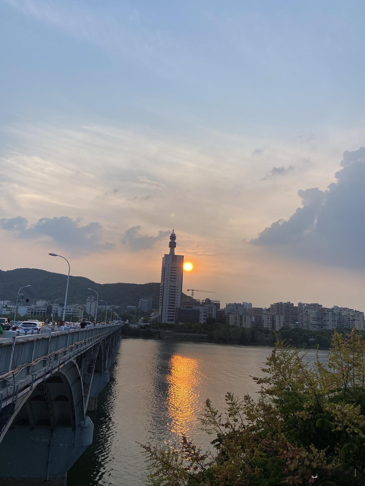 之前我肚腩鼓得像揣了个小皮球，跑步、节食全试过，要么累到放弃，要么反弹更快。后来