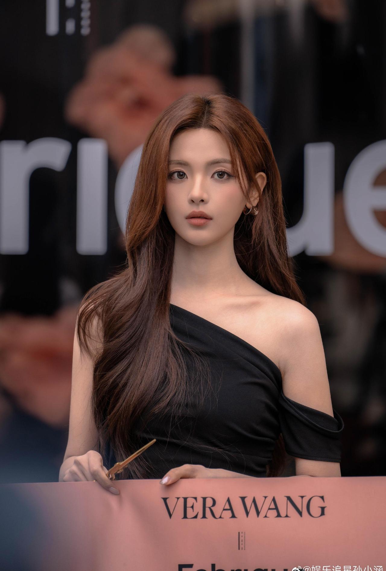 女娲炫技
杨超越上海时装周主题活动 Fabrique X VERAWANG
哇，