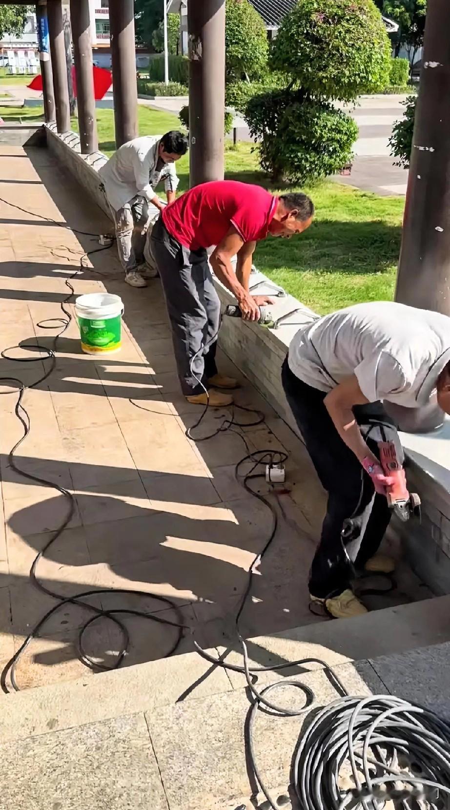 东莞市沙迳公园，这个工程不错，防大神在公园过夜，只能座不能躺。直接把流浪的送养老