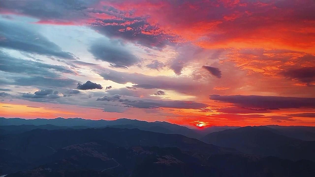 追日落：从山脚到山顶，每一步都是风景。山风掠过耳畔，晚霞在天空晕开温柔的颜色，这